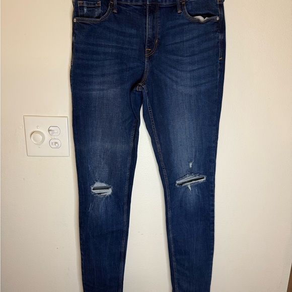 Old Navy Rockstar Skinny Distressed Denim Jeans NWOT - Picture 1 of 3